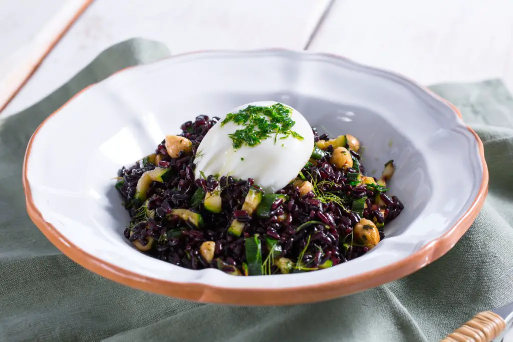 Rice salad with wild fennel and soft eggs